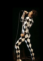 Freddie Mercury fondo en blanco y negro